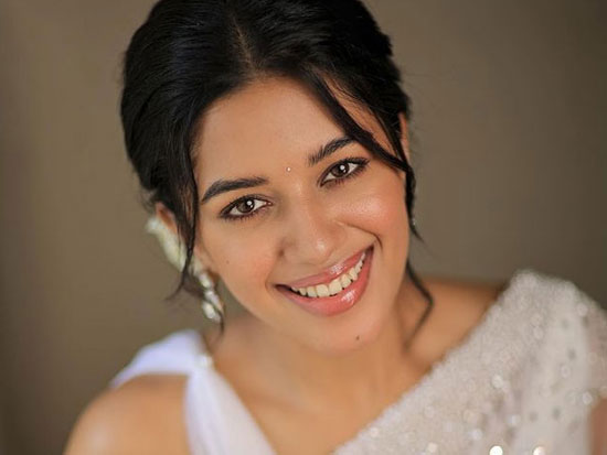 Ravishing Poses Of Mirnalini Ravi In Saree